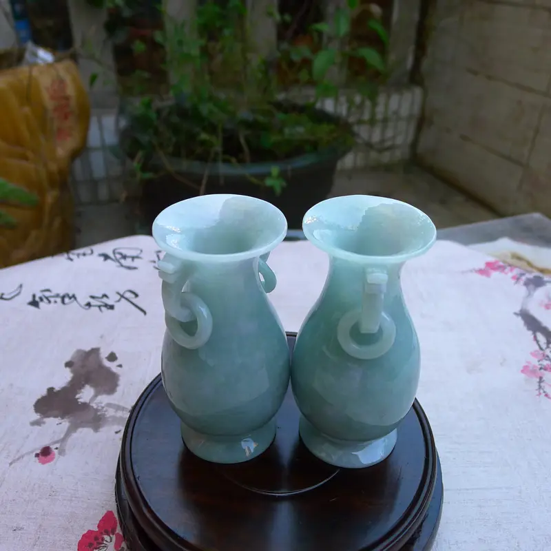 【(富贵平安) 《平平安安》缕空糯种翡翠小对瓶,宝贝同出一料子,质地细腻莹润,底子干净;浅浅绿底色好,整体完美,线条流畅自然,并有活环相扣,十分具有收藏价值! 单瓶约尺寸90*48mm】图2