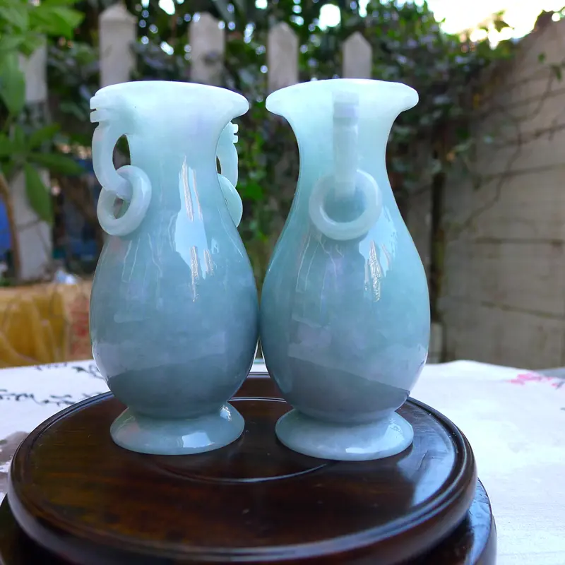 【(富贵平安) 《平平安安》缕空糯种翡翠小对瓶,宝贝同出一料子,质地细腻莹润,底子干净;浅浅绿底色好,整体完美,线条流畅自然,并有活环相扣,十分具有收藏价值! 单瓶约尺寸90*48mm】图9
