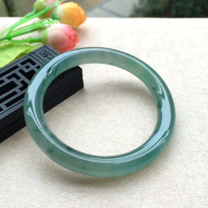 【天然A货翡翠水润飘花圆条手镯,圈口58.5mm,玉质莹润,飘花灵动,底庄清透,色泽清甜,清新唯美,佩戴效果气质迷人,尺寸58.5*9.3*9.2mm,重量49.41g】图10