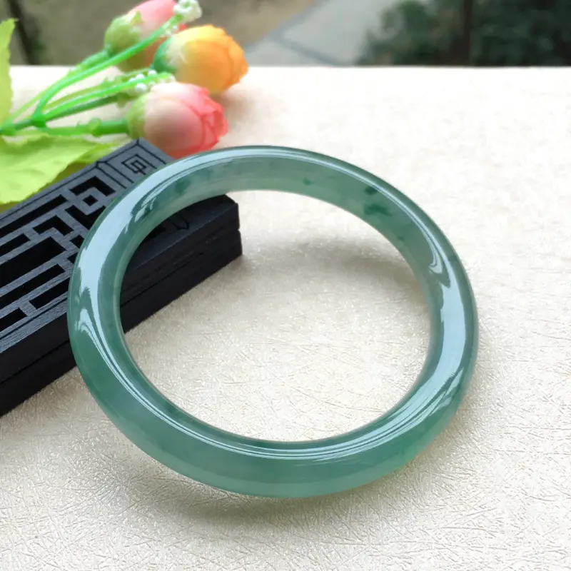 【天然A货翡翠水润飘花圆条手镯,圈口58.5mm,玉质莹润,飘花灵动,底庄清透,色泽清甜,清新唯美,佩戴效果气质迷人,尺寸58.5*9.3*9.2mm,重量49.41g】图8