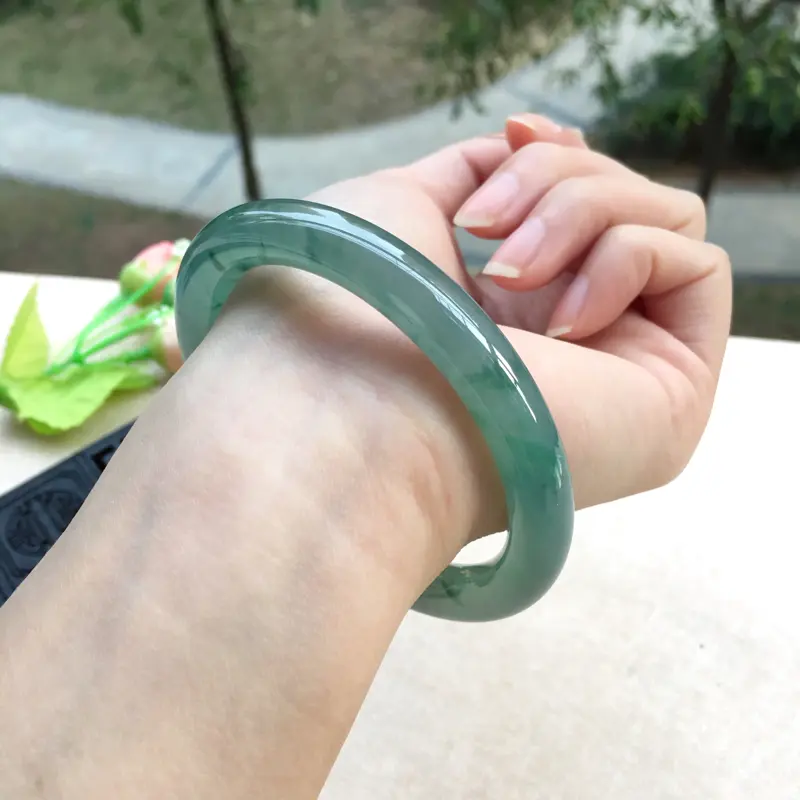【天然A货翡翠水润飘花圆条手镯,圈口58.5mm,玉质莹润,飘花灵动,底庄清透,色泽清甜,清新唯美,佩戴效果气质迷人,尺寸58.5*9.3*9.2mm,重量49.41g】图7
