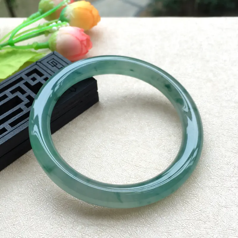 【天然A货翡翠水润飘花圆条手镯,圈口58.5mm,玉质莹润,飘花灵动,底庄清透,色泽清甜,清新唯美,佩戴效果气质迷人,尺寸58.5*9.3*9.2mm,重量49.41g】图9