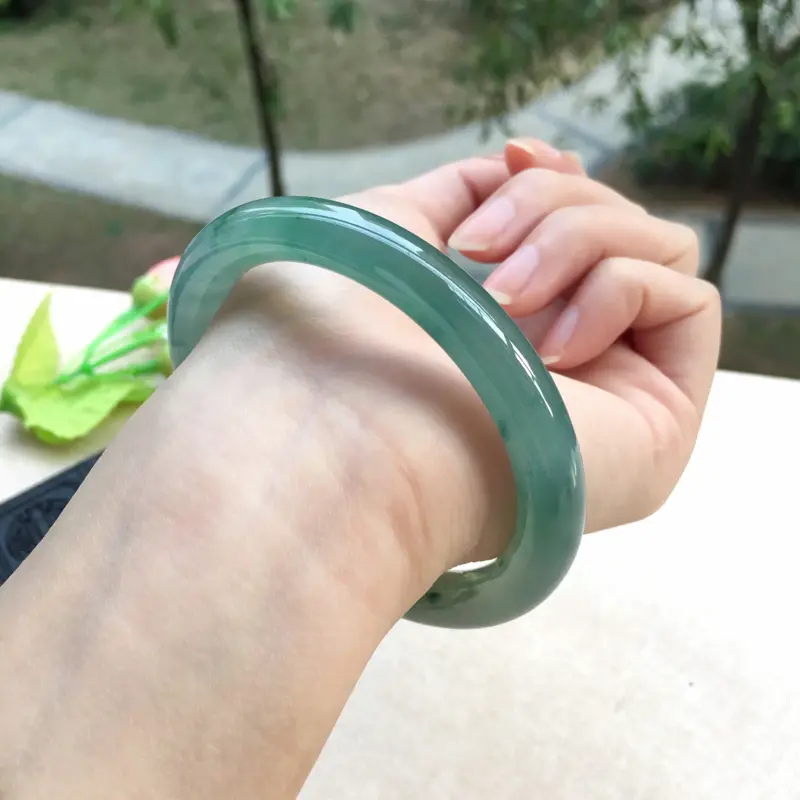 【天然A货翡翠水润飘花圆条手镯,圈口58.5mm,玉质莹润,飘花灵动,底庄清透,色泽清甜,清新唯美,佩戴效果气质迷人,尺寸58.5*9.3*9.2mm,重量49.41g】图4