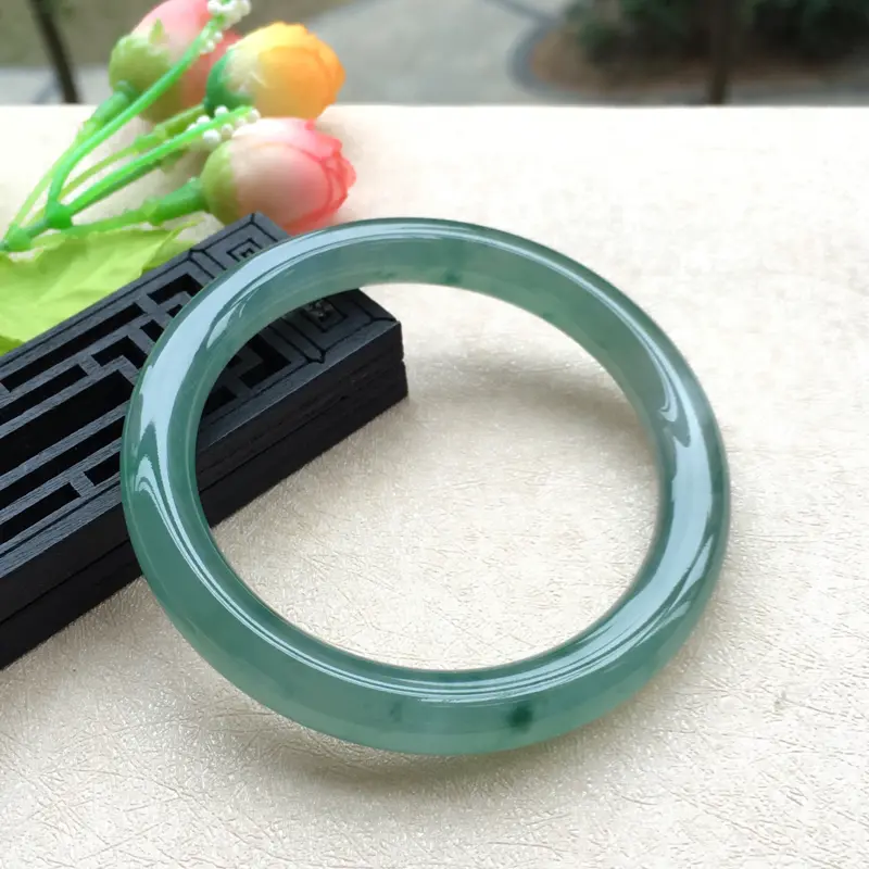 【天然A货翡翠水润飘花圆条手镯,圈口58.5mm,玉质莹润,飘花灵动,底庄清透,色泽清甜,清新唯美,佩戴效果气质迷人,尺寸58.5*9.3*9.2mm,重量49.41g】图11