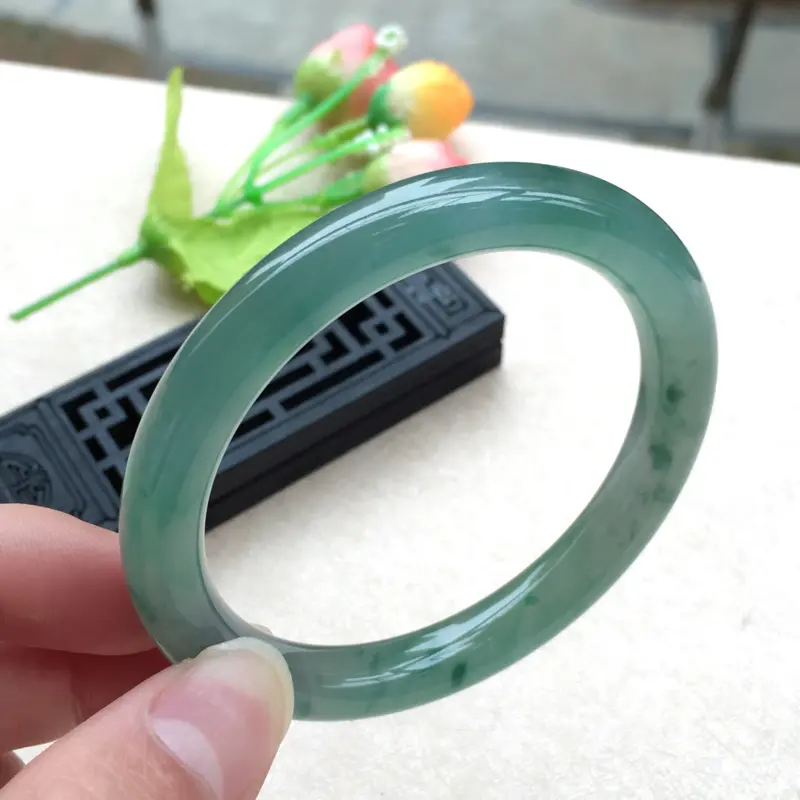 【天然A货翡翠水润飘花圆条手镯,圈口58.5mm,玉质莹润,飘花灵动,底庄清透,色泽清甜,清新唯美,佩戴效果气质迷人,尺寸58.5*9.3*9.2mm,重量49.41g】图2