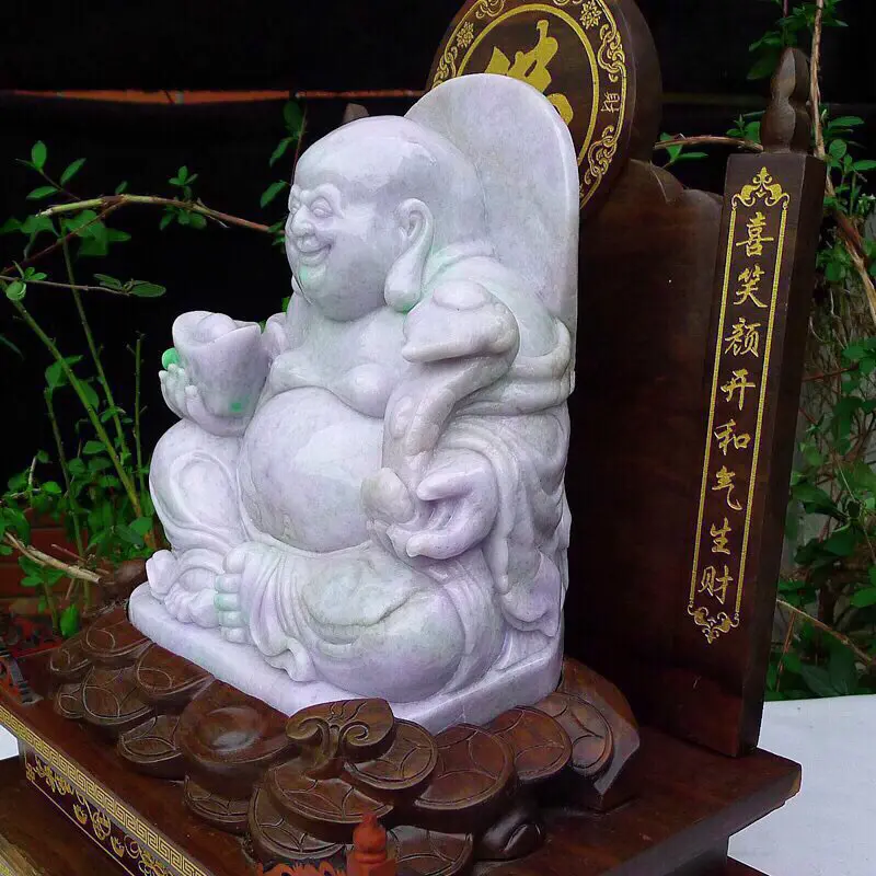 【大摆件紫罗兰底色飘绿 大件厚重,雕工精湛,左托如意,右托元宝。大佛公摆件 笑容满面。裸石尺寸260*210*90mm 连檀木座470*410*270mm,裸石约13斤###】图4