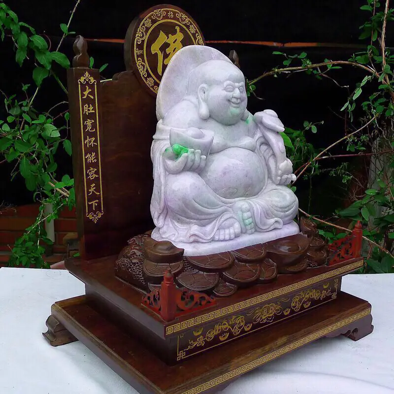 【大摆件紫罗兰底色飘绿 大件厚重,雕工精湛,左托如意,右托元宝。大佛公摆件 笑容满面。裸石尺寸260*210*90mm 连檀木座470*410*270mm,裸石约13斤###】图5