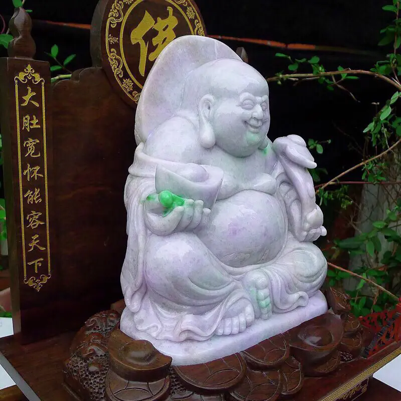 【大摆件紫罗兰底色飘绿 大件厚重,雕工精湛,左托如意,右托元宝。大佛公摆件 笑容满面。裸石尺寸260*210*90mm 连檀木座470*410*270mm,裸石约13斤###】图3