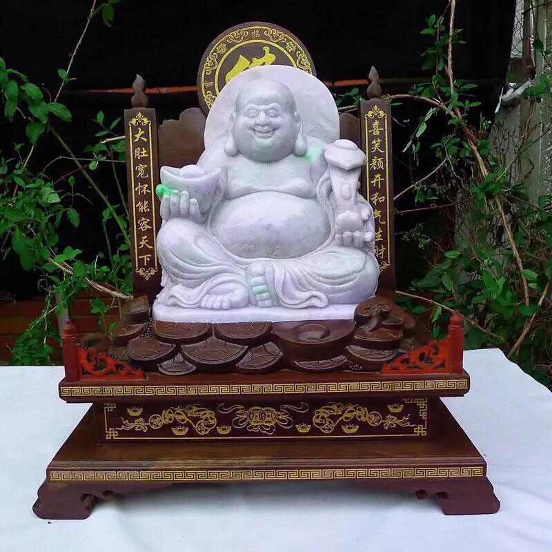 【大摆件紫罗兰底色飘绿 大件厚重,雕工精湛,左托如意,右托元宝。大佛公摆件 笑容满面。裸石尺寸260*210*90mm 连檀木座470*410*270mm,裸石约13斤###】图1