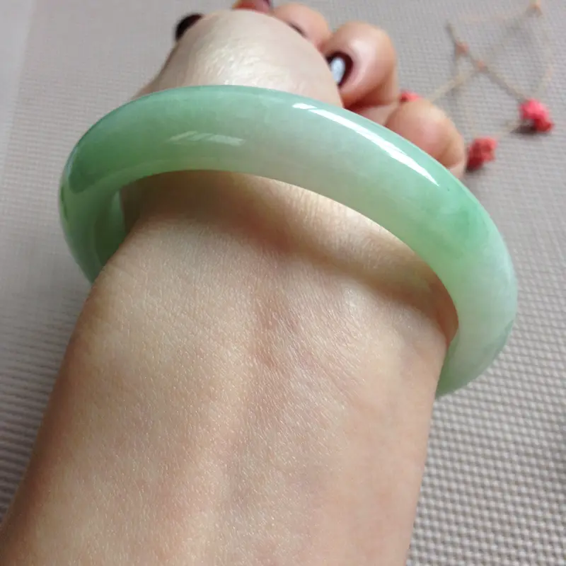 【天然翡翠A货 完美无裂无纹 糯化种满圈淡绿色底正圈手镯 质地细腻柔和 清新淡雅 上手色度超好看】图5