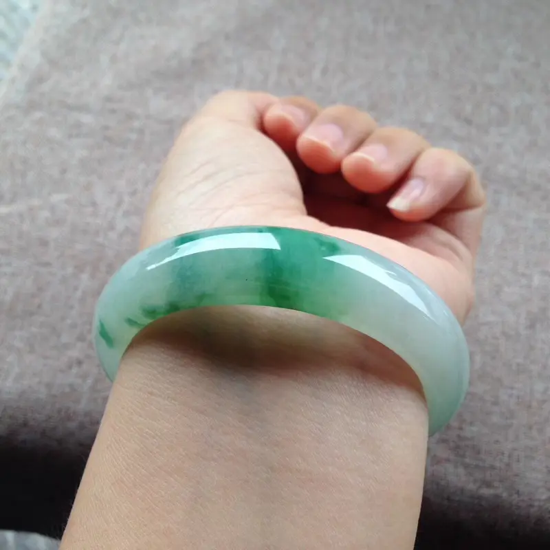 【飘阳绿正圈镯,尺寸56*14*8 完美种好,质地细腻,莹润通透,色阳鲜辣,艳丽醒目,漂亮诱人!】图1