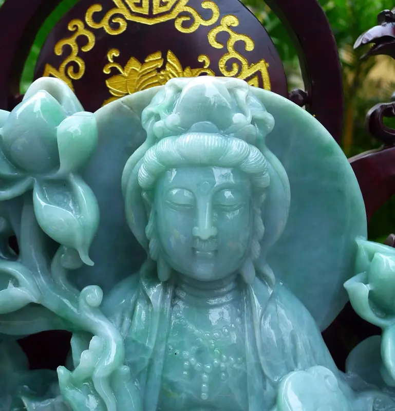 【超大尊 莲花观音摆件 缅甸天然翡翠A货 精美 飘花 阳绿 莲花观音摆件 手持如意观音摆件 雕刻精美线条流畅 种水好 搭配精美高档檀木底座 尺寸520.400.190裸石尺寸280.330.70裸石重量16.80斤 赞 大尊 工艺精湛 水头足】图6