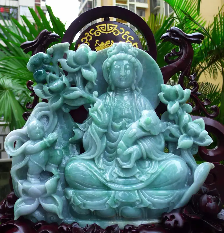 【超大尊 莲花观音摆件 缅甸天然翡翠A货 精美 飘花 阳绿 莲花观音摆件 手持如意观音摆件 雕刻精美线条流畅 种水好 搭配精美高档檀木底座 尺寸520.400.190裸石尺寸280.330.70裸石重量16.80斤 赞 大尊 工艺精湛 水头足】图5