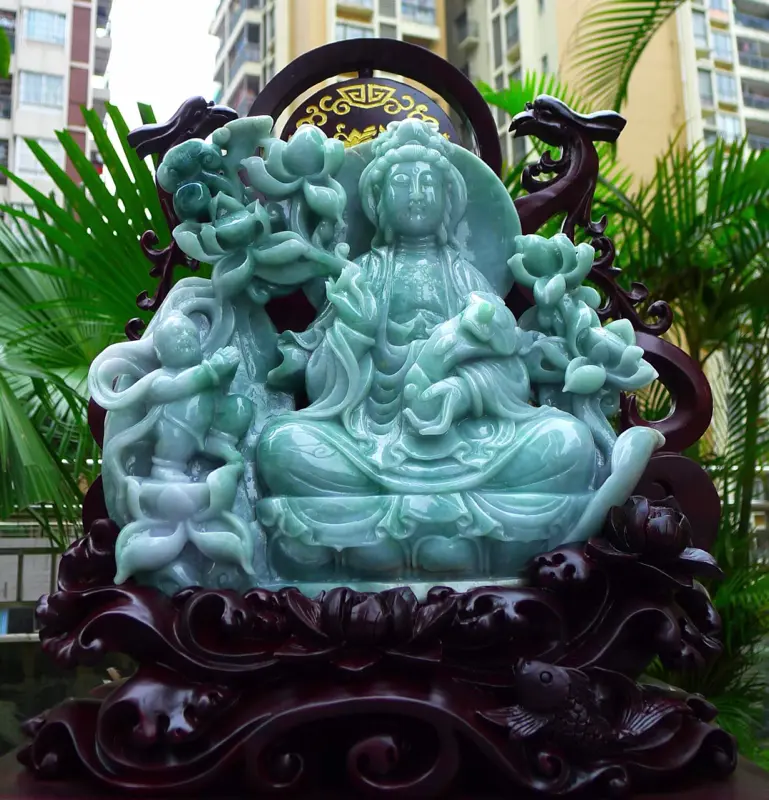 【超大尊 莲花观音摆件 缅甸天然翡翠A货 精美 飘花 阳绿 莲花观音摆件 手持如意观音摆件 雕刻精美线条流畅 种水好 搭配精美高档檀木底座 尺寸520.400.190裸石尺寸280.330.70裸石重量16.80斤 赞 大尊 工艺精湛 水头足】图3
