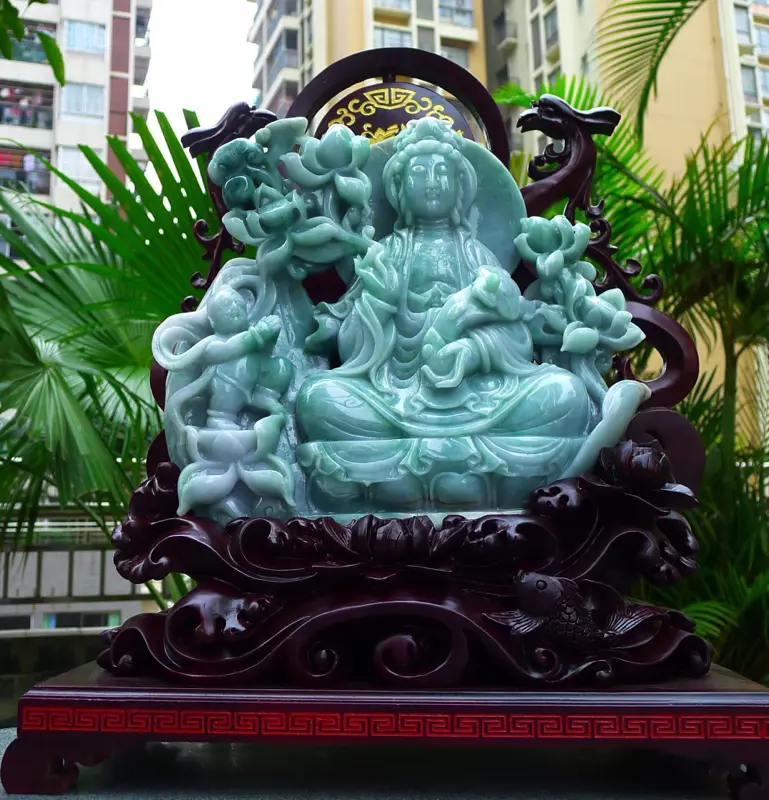 【超大尊 莲花观音摆件 缅甸天然翡翠A货 精美 飘花 阳绿 莲花观音摆件 手持如意观音摆件 雕刻精美线条流畅 种水好 搭配精美高档檀木底座 尺寸520.400.190裸石尺寸280.330.70裸石重量16.80斤 赞 大尊 工艺精湛 水头足】图2
