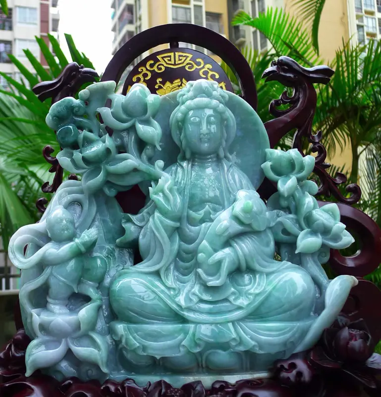 【超大尊 莲花观音摆件 缅甸天然翡翠A货 精美 飘花 阳绿 莲花观音摆件 手持如意观音摆件 雕刻精美线条流畅 种水好 搭配精美高档檀木底座 尺寸520.400.190裸石尺寸280.330.70裸石重量16.80斤 赞 大尊 工艺精湛 水头足】图4