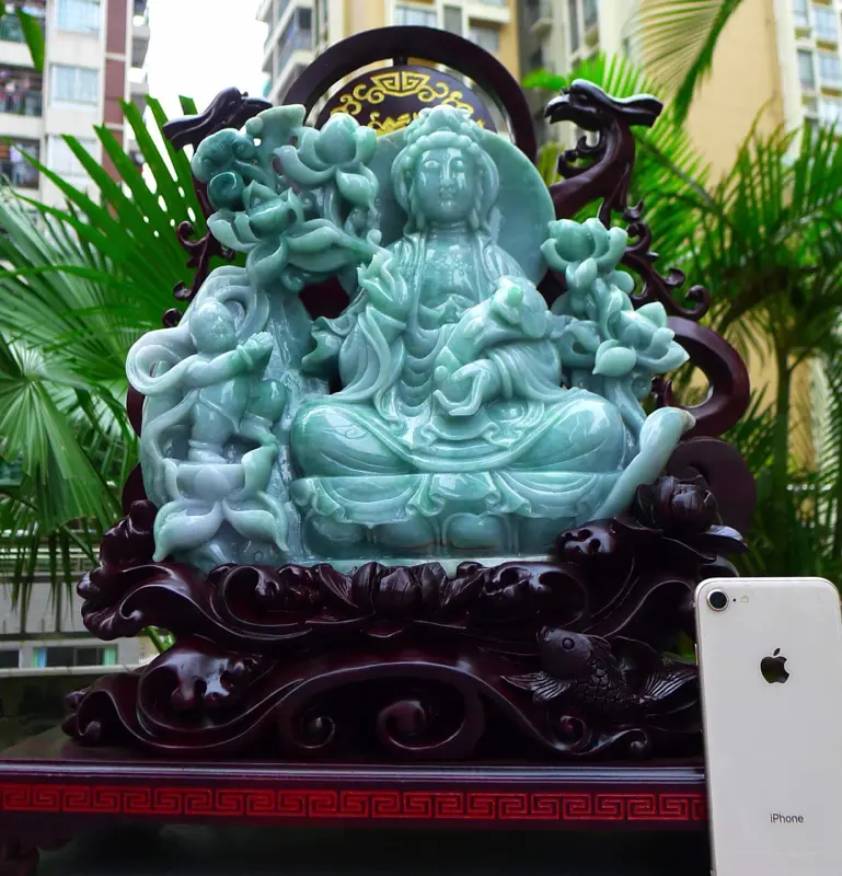 【超大尊 莲花观音摆件 缅甸天然翡翠A货 精美 飘花 阳绿 莲花观音摆件 手持如意观音摆件 雕刻精美线条流畅 种水好 搭配精美高档檀木底座 尺寸520.400.190裸石尺寸280.330.70裸石重量16.80斤 赞 大尊 工艺精湛 水头足】图1