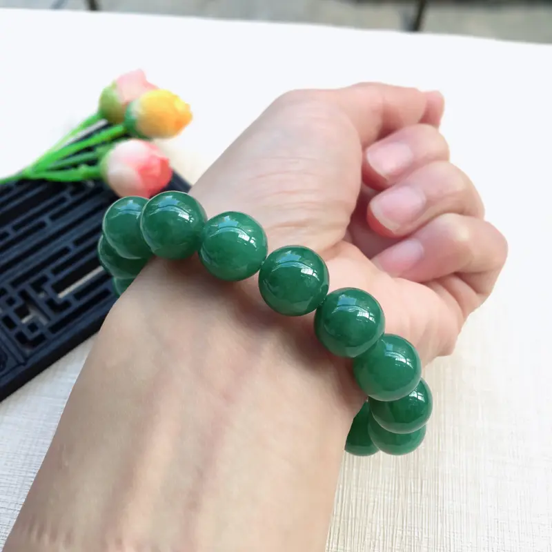 【天然A货翡翠水润满绿圆珠手链,珠圆玉润,珠子大小均匀,圆润饱满,满绿均匀,清新翠绿色,上手大气迷人,共16颗,尺寸取一13.5mm,重量65.90g】图11