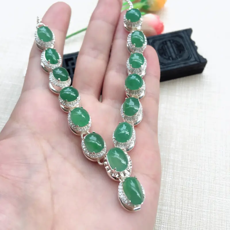 【天然A货翡翠 浅绿铜托项链,玉质细腻,颜色靓丽,拆分开另外镶嵌效果倍增,裸石尺寸取大11.3*7.6mm/取小8*7.5mm,重量46.31g】图8