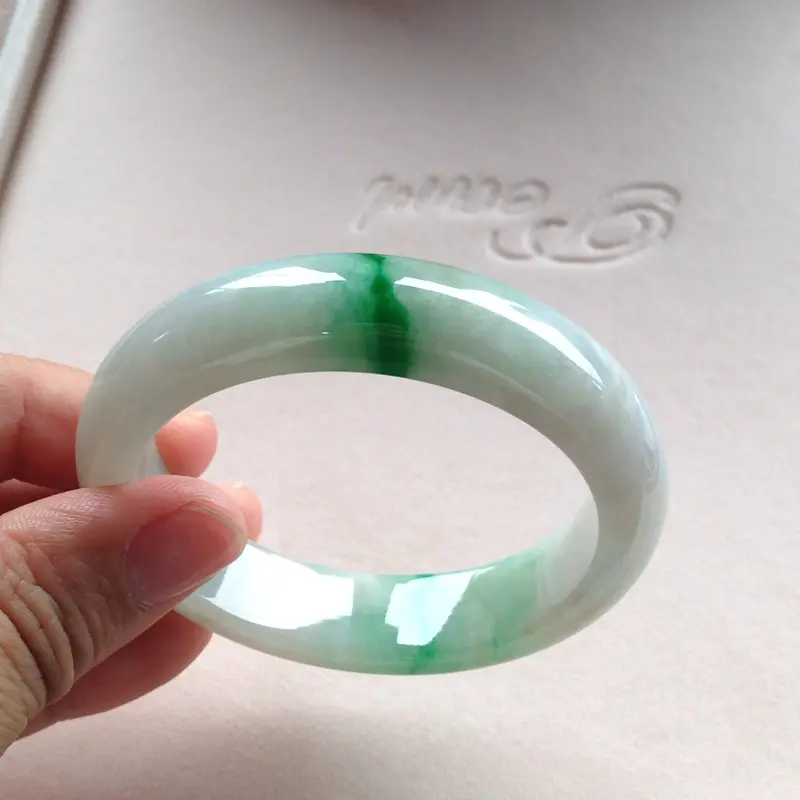 【飘正辣绿正圈镯,尺寸52.5*13.5*8 种质细腻,釉洁水润,两抹辣绿青翠欲滴,非常惹眼】图5