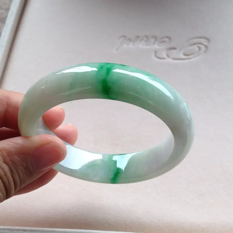 【飘正辣绿正圈镯,尺寸52.5*13.5*8 种质细腻,釉洁水润,两抹辣绿青翠欲滴,非常惹眼】图3