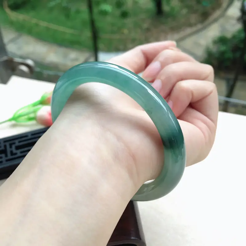 【天然A货翡翠水润飘花圆条手镯,圈口58.5mm,玉质莹润,飘花灵动,底庄清透,色泽清甜,清新唯美,佩戴效果气质迷人,尺寸58.5*9.3*9.2mm,重量47.78g】图10