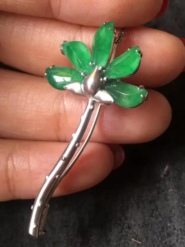 【吊坠胸针两用。紫云英的花语是幸福,要幸福哦!冰种起光饱满随行,个别侧面小棉丝不影响,种色俱佳,裸石平均大小:9.8:4.5:2.5mm,整体:46.4:23.1:8.8mm。 (请先咨询再下单)】图1