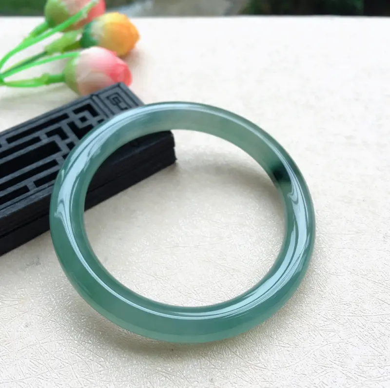 【天然A货翡翠水润飘花圆条手镯,圈口58.5mm,玉质莹润,飘花灵动,底庄清透,色泽清甜,清新唯美,佩戴效果气质迷人,尺寸58.5*9.3*9.2mm,重量47.78g】图1