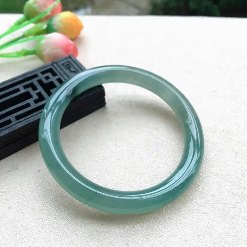 【天然A货翡翠水润飘花圆条手镯,圈口58.5mm,玉质莹润,飘花灵动,底庄清透,色泽清甜,清新唯美,佩戴效果气质迷人,尺寸58.5*9.3*9.2mm,重量47.78g】图4