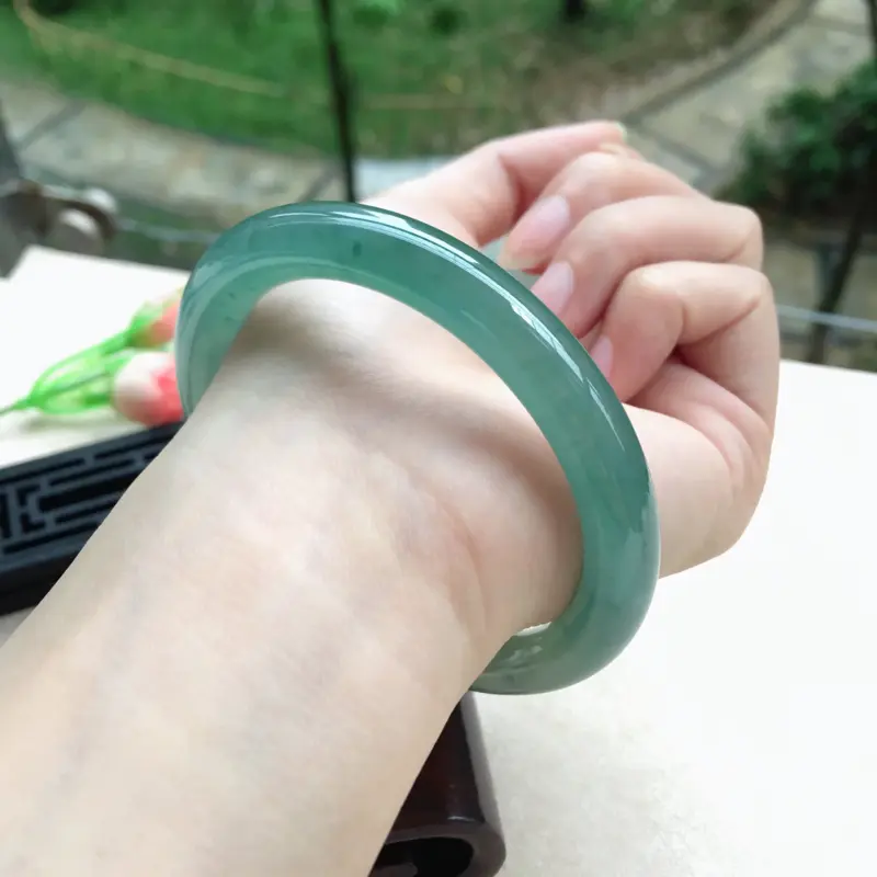【天然A货翡翠水润飘花圆条手镯,圈口58.5mm,玉质莹润,飘花灵动,底庄清透,色泽清甜,清新唯美,佩戴效果气质迷人,尺寸58.5*9.3*9.2mm,重量47.78g】图9