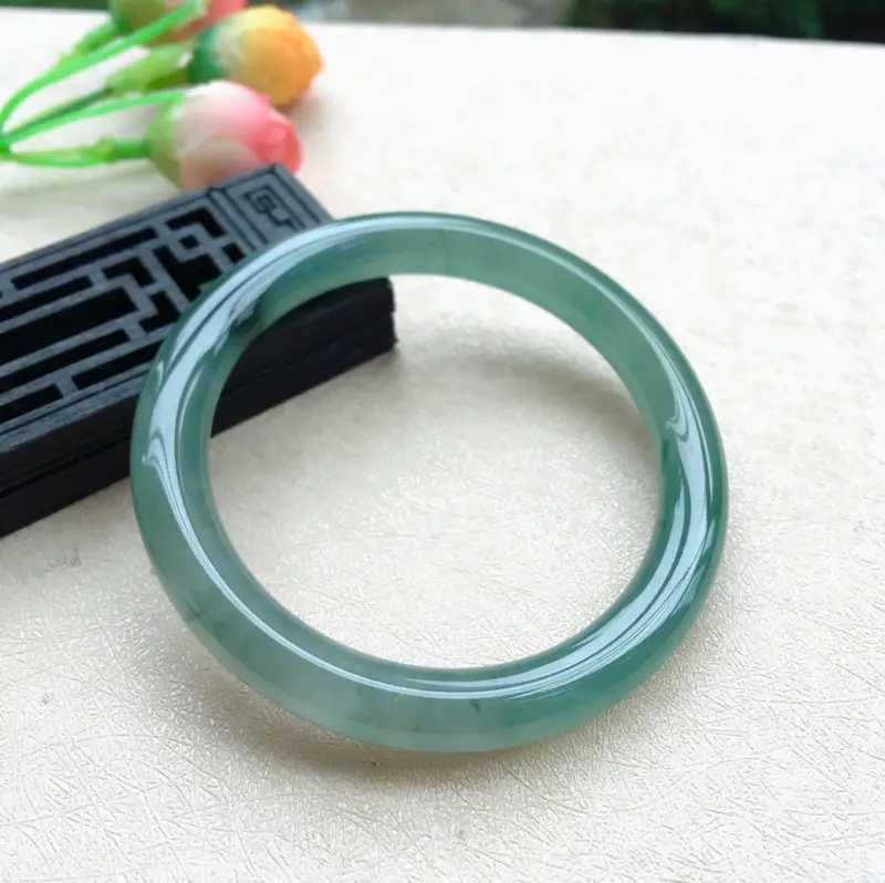 【天然A货翡翠水润飘花圆条手镯,圈口58.5mm,玉质莹润,飘花灵动,底庄清透,色泽清甜,清新唯美,佩戴效果气质迷人,尺寸58.5*9.3*9.2mm,重量47.78g】图3