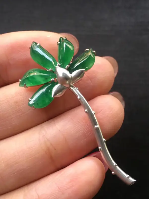【吊坠胸针两用。紫云英的花语是幸福,要幸福哦!冰种起光饱满随行,个别侧面小棉丝不影响,种色俱佳,裸石平均大小:9.8:4.5:2.5mm,整体:46.4:23.1:8.8mm。 (请先咨询再下单)】图8