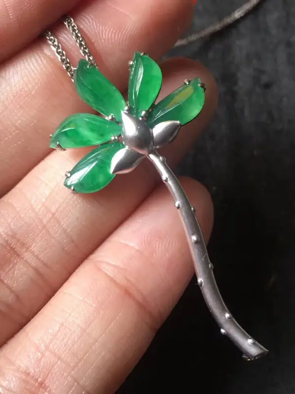 【吊坠胸针两用。紫云英的花语是幸福,要幸福哦!冰种起光饱满随行,个别侧面小棉丝不影响,种色俱佳,裸石平均大小:9.8:4.5:2.5mm,整体:46.4:23.1:8.8mm。 (请先咨询再下单)】图2