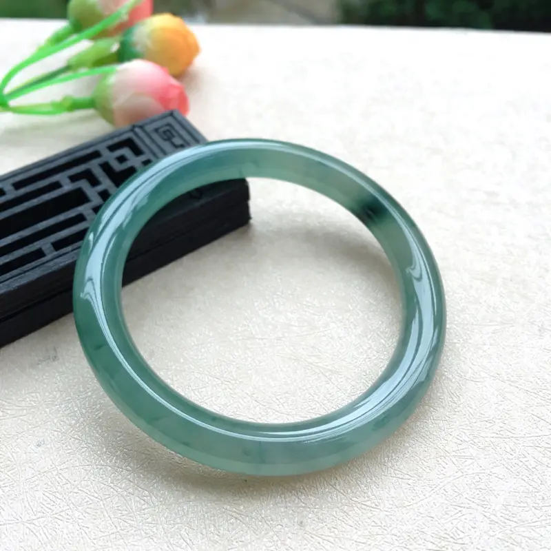 【天然A货翡翠水润飘花圆条手镯,圈口58.5mm,玉质莹润,飘花灵动,底庄清透,色泽清甜,清新唯美,佩戴效果气质迷人,尺寸58.5*9.3*9.2mm,重量47.78g】图5