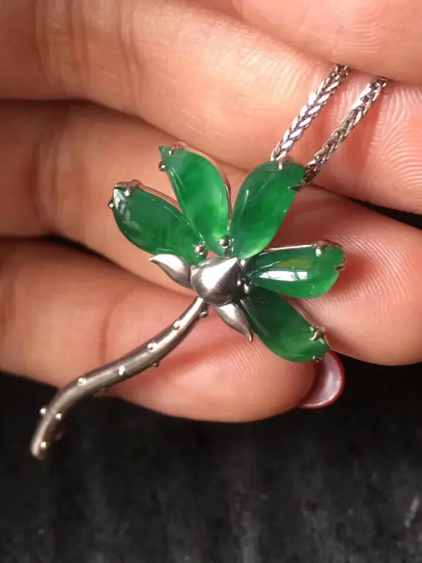 【吊坠胸针两用。紫云英的花语是幸福,要幸福哦!冰种起光饱满随行,个别侧面小棉丝不影响,种色俱佳,裸石平均大小:9.8:4.5:2.5mm,整体:46.4:23.1:8.8mm。 (请先咨询再下单)】图4