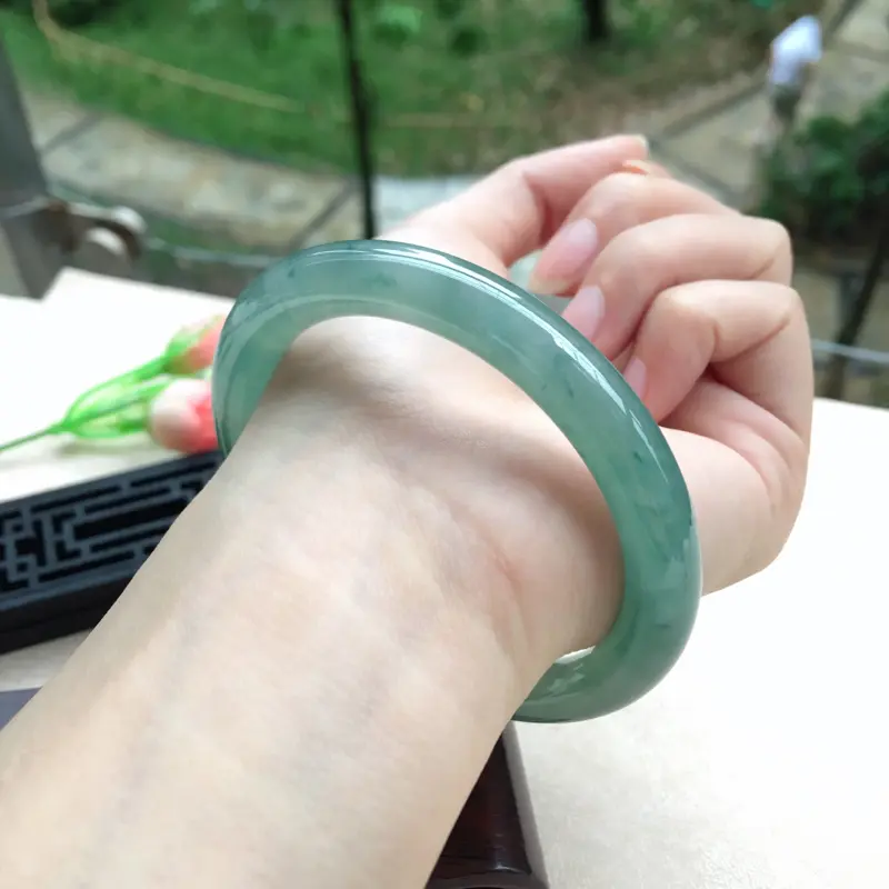 【天然A货翡翠水润飘花圆条手镯,圈口58.5mm,玉质莹润,飘花灵动,底庄清透,色泽清甜,清新唯美,佩戴效果气质迷人,尺寸58.5*9.3*9.2mm,重量47.78g】图11