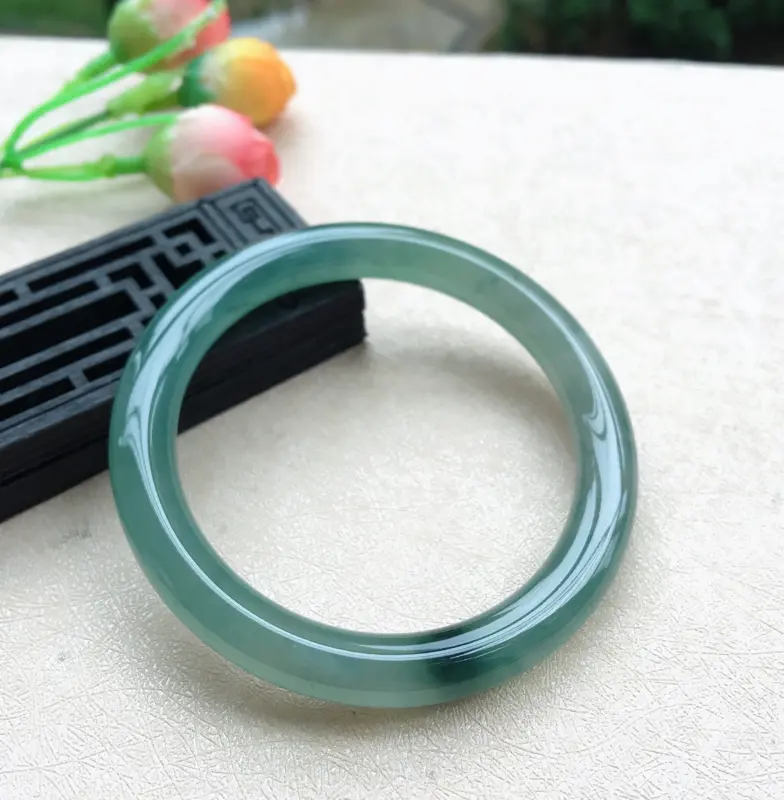 【天然A货翡翠水润飘花圆条手镯,圈口58.5mm,玉质莹润,飘花灵动,底庄清透,色泽清甜,清新唯美,佩戴效果气质迷人,尺寸58.5*9.3*9.2mm,重量47.78g】图2