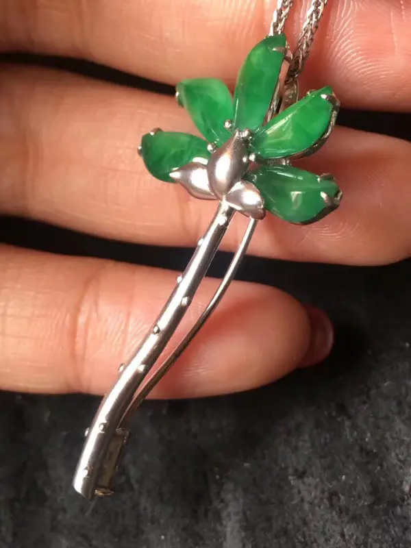 【吊坠胸针两用。紫云英的花语是幸福,要幸福哦!冰种起光饱满随行,个别侧面小棉丝不影响,种色俱佳,裸石平均大小:9.8:4.5:2.5mm,整体:46.4:23.1:8.8mm。 (请先咨询再下单)】图5