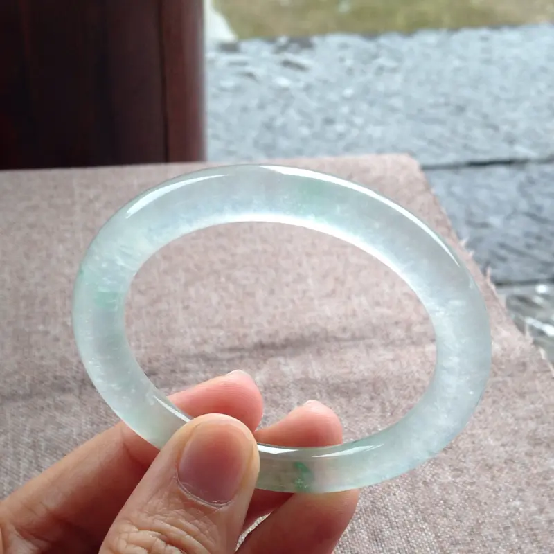 【高冰起光绿花圆条镯,尺寸51*8*8.5 高冰种水,通透无比,清澈见底,刚性强,荧光足,全胶感,绿花灵动鲜阳!】图6