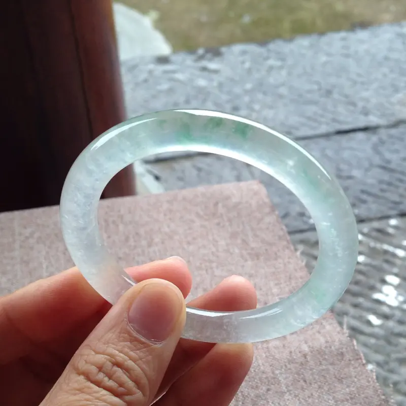 【高冰起光绿花圆条镯,尺寸51*8*8.5 高冰种水,通透无比,清澈见底,刚性强,荧光足,全胶感,绿花灵动鲜阳!】图1