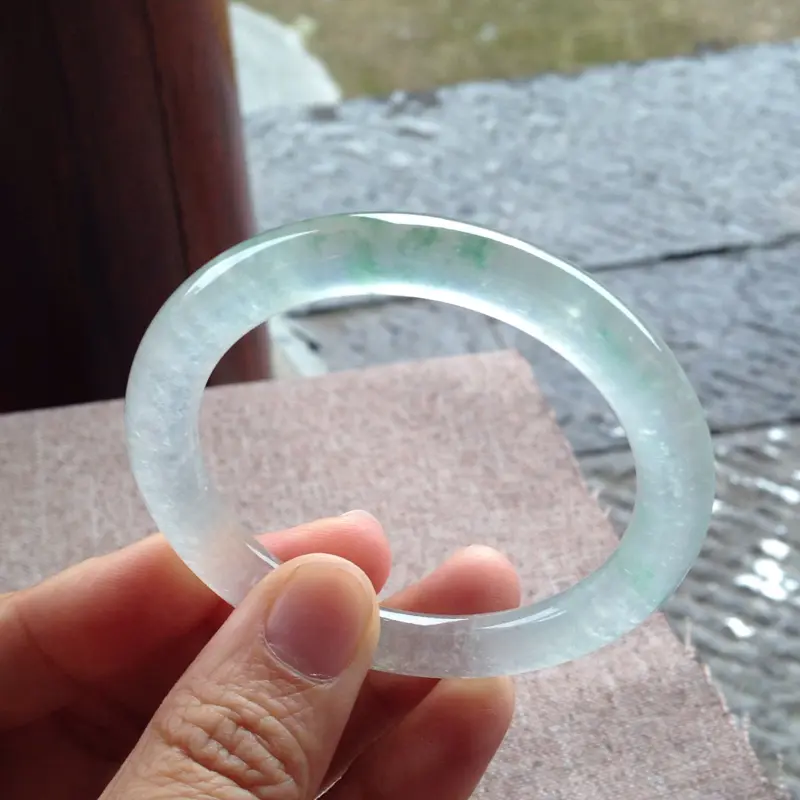 【高冰起光绿花圆条镯,尺寸51*8*8.5 高冰种水,通透无比,清澈见底,刚性强,荧光足,全胶感,绿花灵动鲜阳!】图2