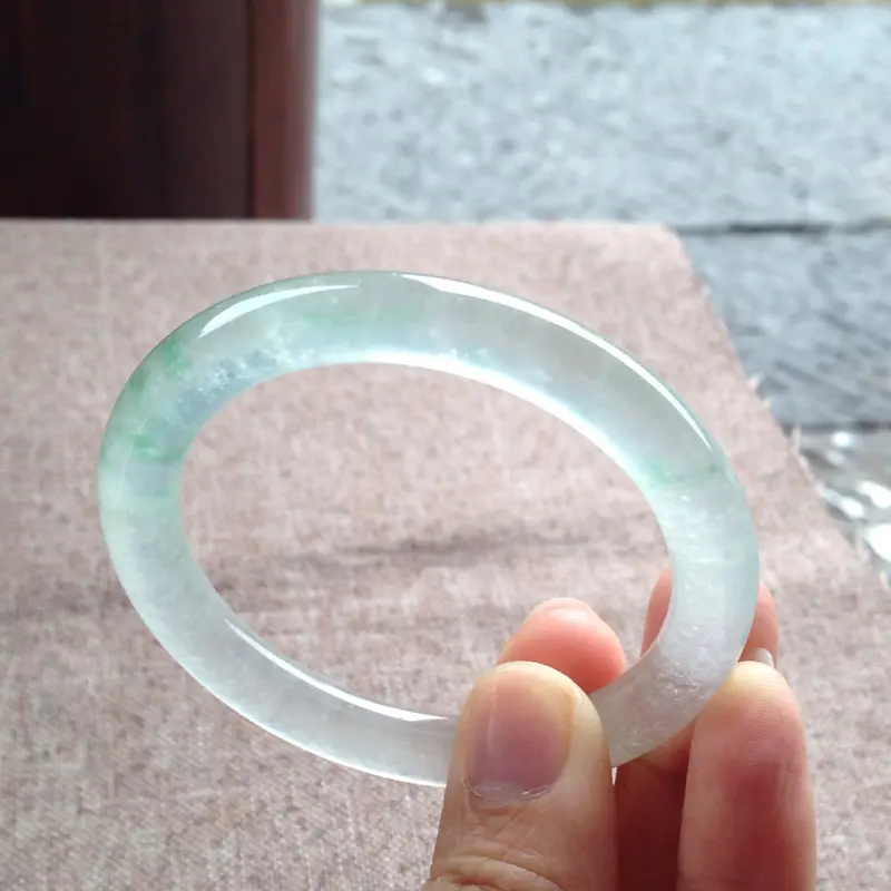 【高冰起光绿花圆条镯,尺寸51*8*8.5 高冰种水,通透无比,清澈见底,刚性强,荧光足,全胶感,绿花灵动鲜阳!】图5