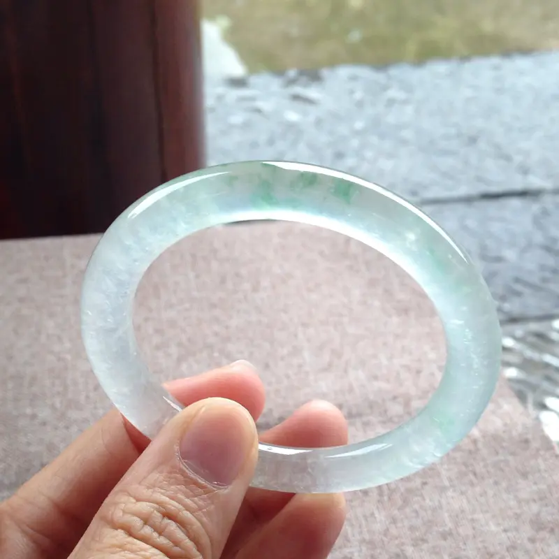【高冰起光绿花圆条镯,尺寸51*8*8.5 高冰种水,通透无比,清澈见底,刚性强,荧光足,全胶感,绿花灵动鲜阳!】图3
