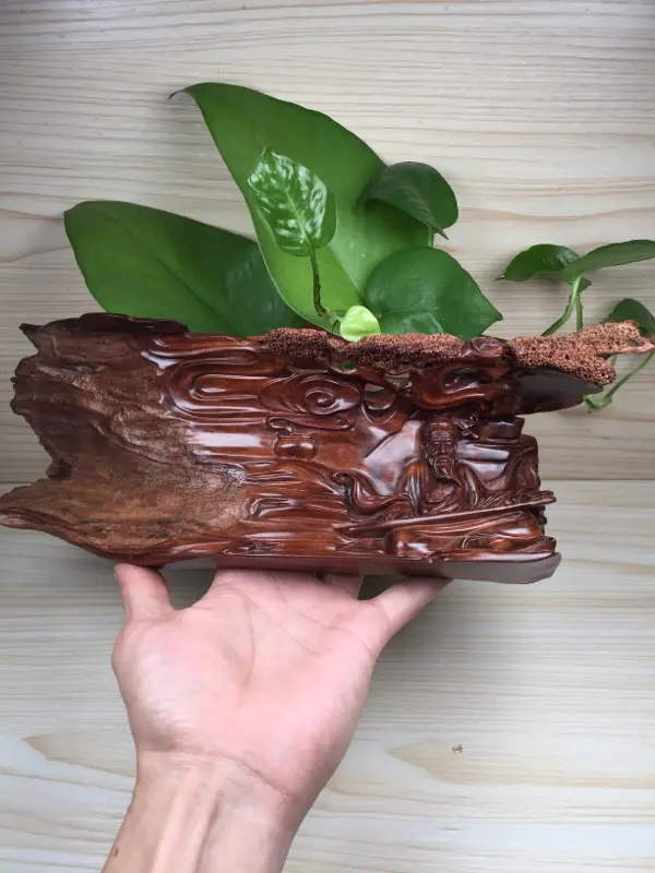 【此摆件为《知音难寻》老油梨虎皮纹摆件
品名:海南黄花梨,
选材:选用海南西部老油梨材料
规格:长312mmX高111.2mm,408.4克 ,
特点:玻璃质感,色泽艳丽,纹路清晰、油性好,密度大,细腻光滑,上手盘玩易包浆! 性价比非常高的一件“知音难寻”摆件。
细节图如下:】图1