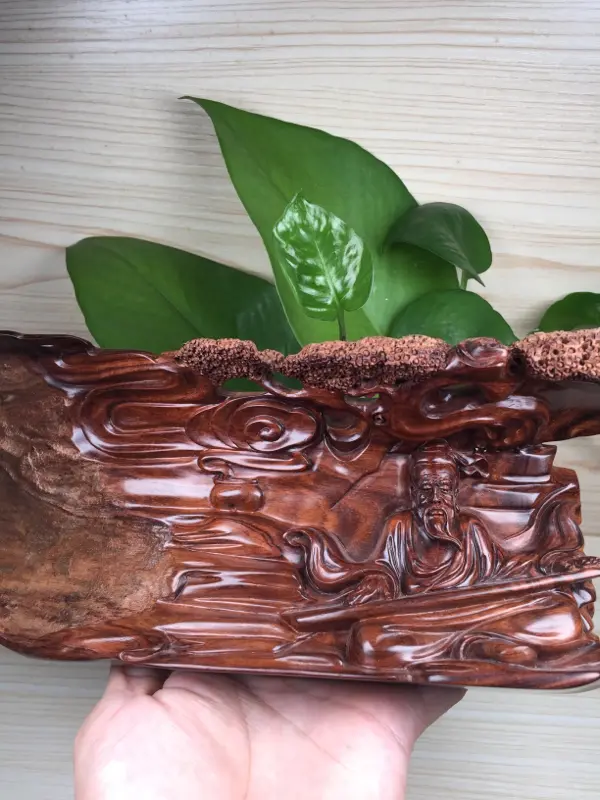【此摆件为《知音难寻》老油梨虎皮纹摆件
品名:海南黄花梨,
选材:选用海南西部老油梨材料
规格:长312mmX高111.2mm,408.4克 ,
特点:玻璃质感,色泽艳丽,纹路清晰、油性好,密度大,细腻光滑,上手盘玩易包浆! 性价比非常高的一件“知音难寻”摆件。
细节图如下:】图3