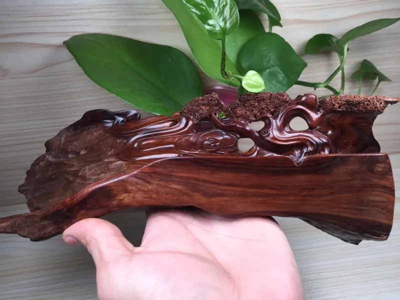 【此摆件为《知音难寻》老油梨虎皮纹摆件
品名:海南黄花梨,
选材:选用海南西部老油梨材料
规格:长312mmX高111.2mm,408.4克 ,
特点:玻璃质感,色泽艳丽,纹路清晰、油性好,密度大,细腻光滑,上手盘玩易包浆! 性价比非常高的一件“知音难寻”摆件。
细节图如下:】图5