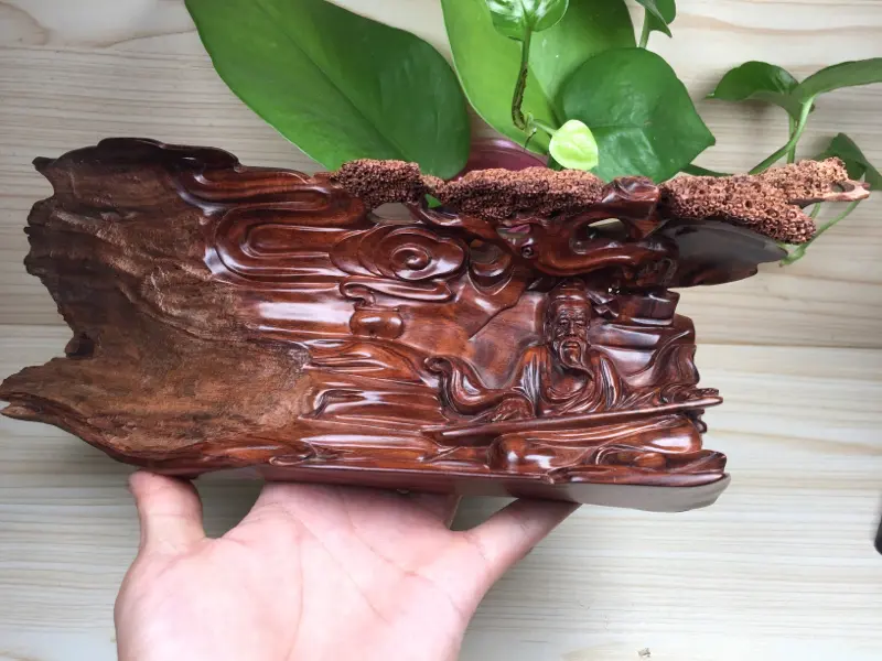 【此摆件为《知音难寻》老油梨虎皮纹摆件
品名:海南黄花梨,
选材:选用海南西部老油梨材料
规格:长312mmX高111.2mm,408.4克 ,
特点:玻璃质感,色泽艳丽,纹路清晰、油性好,密度大,细腻光滑,上手盘玩易包浆! 性价比非常高的一件“知音难寻”摆件。
细节图如下:】图6