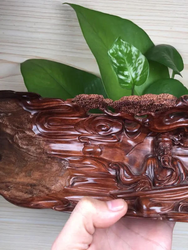 【此摆件为《知音难寻》老油梨虎皮纹摆件
品名:海南黄花梨,
选材:选用海南西部老油梨材料
规格:长312mmX高111.2mm,408.4克 ,
特点:玻璃质感,色泽艳丽,纹路清晰、油性好,密度大,细腻光滑,上手盘玩易包浆! 性价比非常高的一件“知音难寻”摆件。
细节图如下:】图4