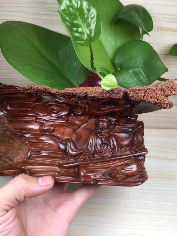 【此摆件为《知音难寻》老油梨虎皮纹摆件
品名:海南黄花梨,
选材:选用海南西部老油梨材料
规格:长312mmX高111.2mm,408.4克 ,
特点:玻璃质感,色泽艳丽,纹路清晰、油性好,密度大,细腻光滑,上手盘玩易包浆! 性价比非常高的一件“知音难寻”摆件。
细节图如下:】图8