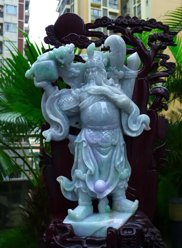 【超大件关公摆件 缅甸天然翡翠A货 精美浅绿 春带彩 霸气 义薄云天 关云长 旗开得胜 关公摆件 雕刻精美线条流畅种水好 霸气 送礼佳品 搭配精美高档檀木底座 尺寸560.270.150裸石尺寸390.250.70裸石重量10.36斤 赞 送礼佳品 工艺精湛 霸气】图3